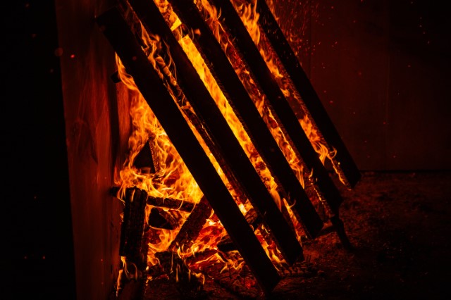 Feststoff-Brandhaus in Betrieb